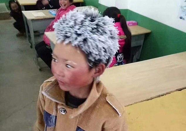 cậu bé tới trường với mái tóc đóng băng